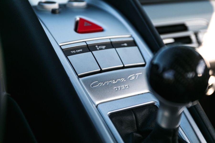 Детали интерьера Porsche Carrera GT Bassalt Black 2005 года  (фото 13 из 32)
